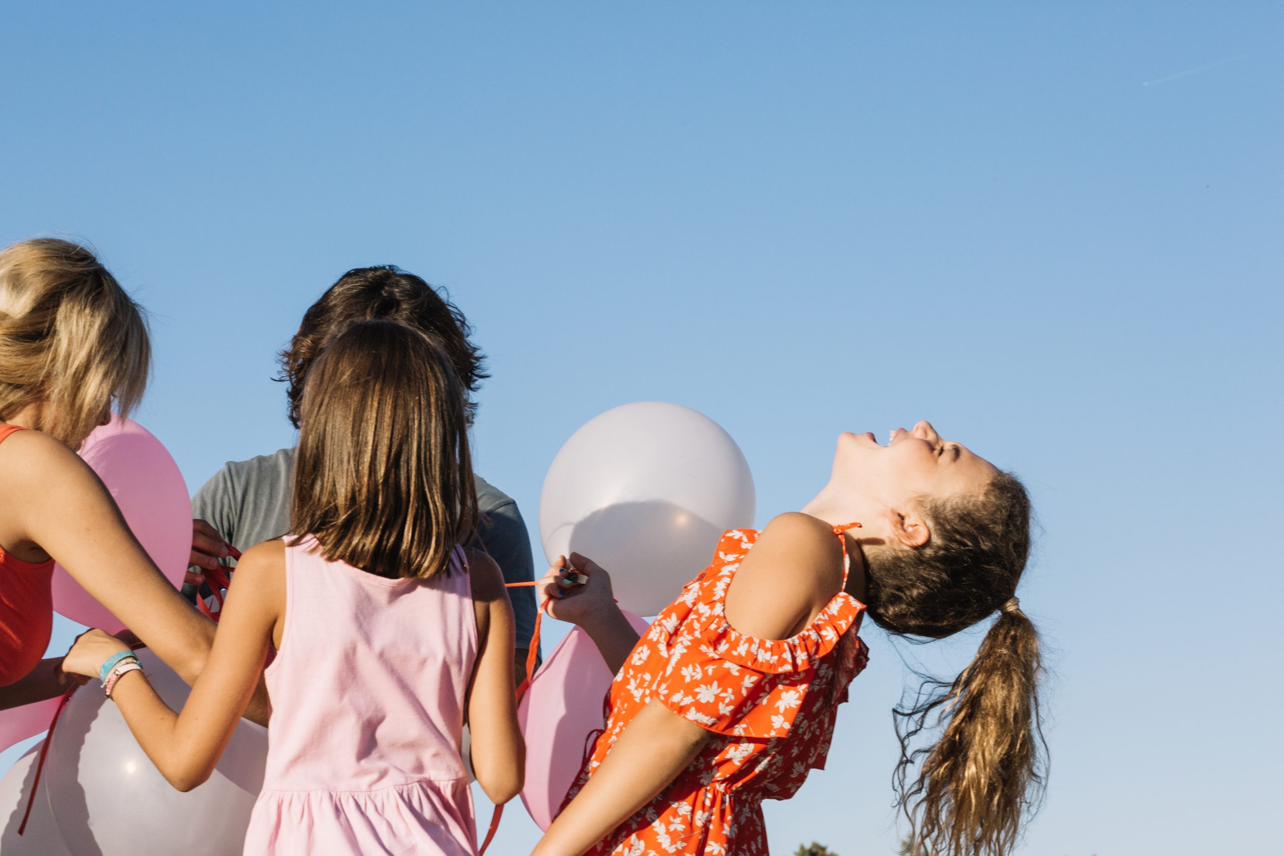 Agosto con niños: guía anti “me aburro” con 10 ideas y kit básico